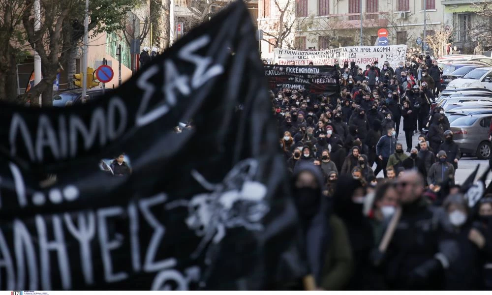 Θεσσαλονίκη: 27 οι συλλήψεις στα επεισόδια με αντιεξουσιαστές – «Έβρεξε» μολότοφ